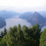Berge und See bei Wolken